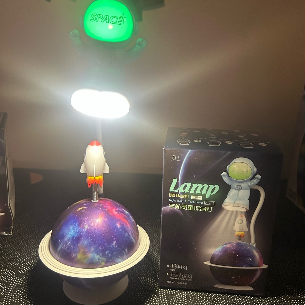 Space-Themed Astronaut Projector Lamp